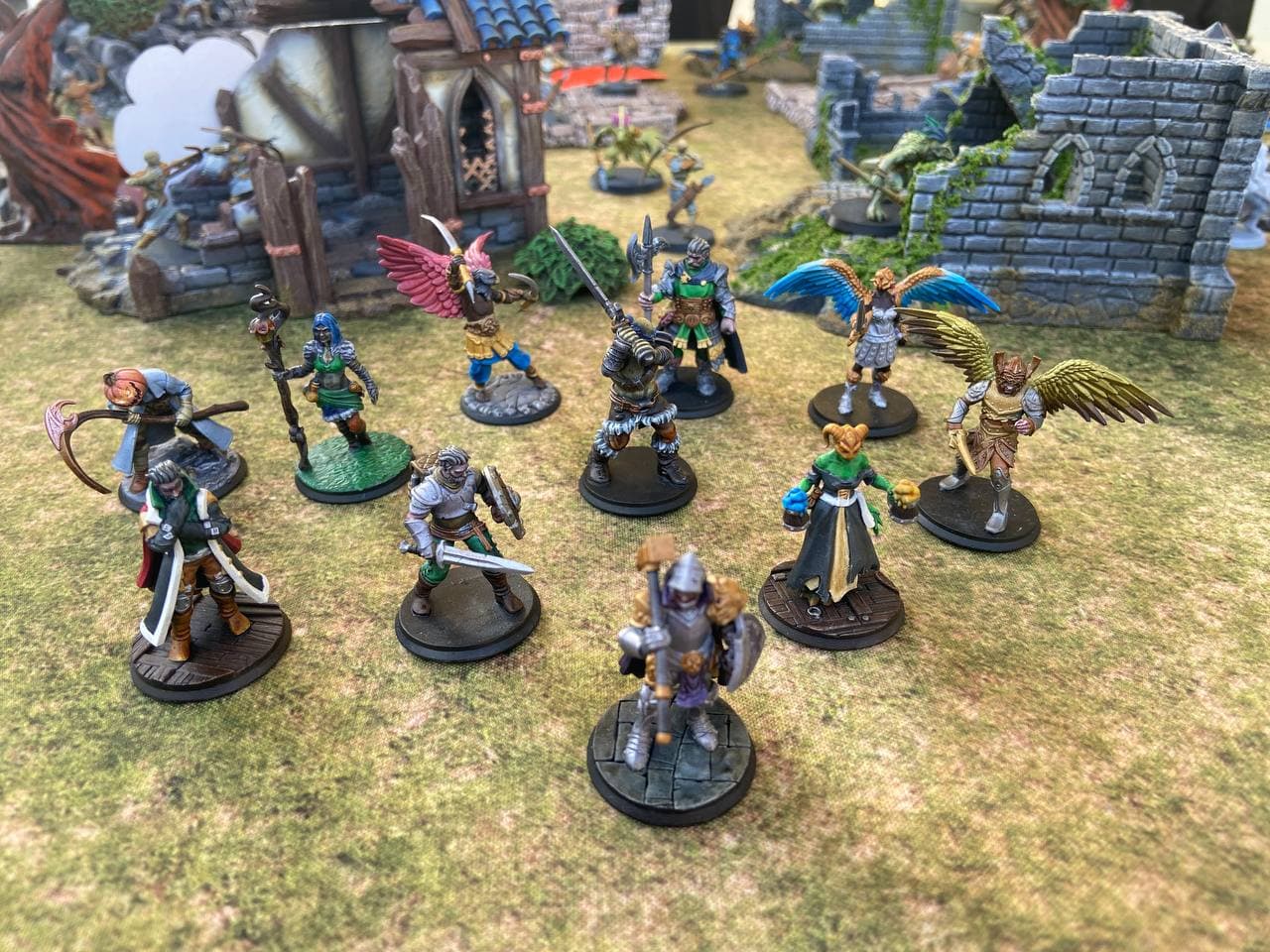 Miniature dipinte su un tavolo da gioco fantasy / Painted miniatures on a fantasy gaming table